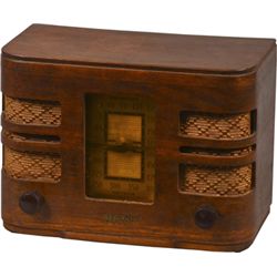 RCA Victor Wood Tabletop 2-Knob AM Radio Model 95TI.