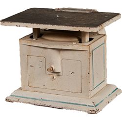 Early Universal Bath Scale By Landers, Frary & Clark.