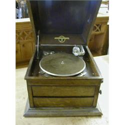 COLUMBIA OAK CASED GRAMOPHONE (117A). 