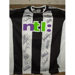 NEWCASTLE UNITED TEAM STRIP TOP, SIGNED 