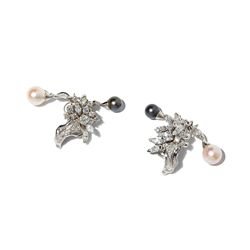 750 Gold Ear Clips with 4 Pearls & 45 Diamonds, approx. 5 Ct