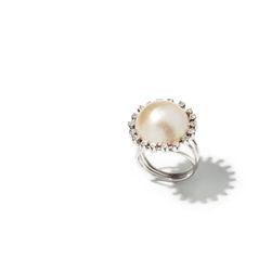 White Gold ring with Mabé Pearl and 18 Diamonds, c. 0.72 Ct