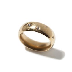 Niessing gold ring with 12 scattered diamonds, 20th C