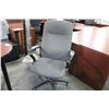 Image 2 : GREY PATTERNED HIGH BACK EXECUTIVE CHAIR