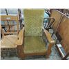 Image 1 : VINTAGE CRUSHED VELVET RECLINER