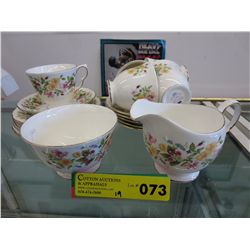 Colclough bone china - 19 pieces