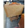 Image 1 : 4 Wood TV trays & stand