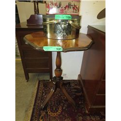 Vintage accent table w/ walnut veneer