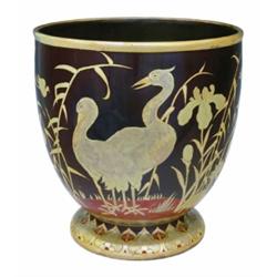 Virágtartó edény körbefutó darumadaras dekorral, Zsolnay, 1920 körül Porcelánfajansz, opak és transz