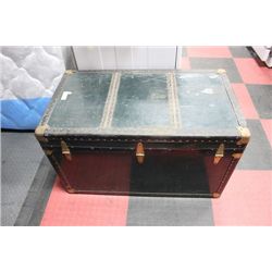 LARGE VINTAGE GREEN TRUNK