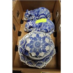 TRAY OF BLUE AND WHITE DISHES ETC ON CHOICE