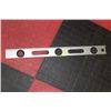 Image 1 : ALUMINUM LEVEL W 2 SQUARES