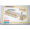Image 1 : VINTAGE HO TRAIN MOTEL WITH SWIMMING POOL *BACHMANN* #2903 COMES IN ORIGINAL BOX!! SET CAME OUT OF S