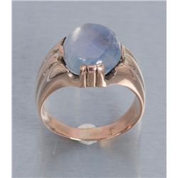 One mans ring in 18k yellow gold set with a  approx. 8 ct light blue sapphire cabochon with a  hint