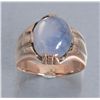Image 2 : One mans ring in 18k yellow gold set with a  approx. 8 ct light blue sapphire cabochon with a  hint
