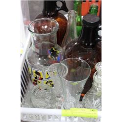 TRAY OF VINTAGE BOTTLES, GLASS, ETC.