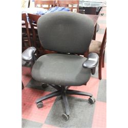 ***WIDE SEAT HYDRAULIC OFFICE CHAIR