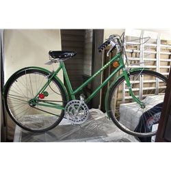 JOHN DEERE 3 SPEED LADIES BIKE