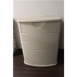 RUBBERMAID GARBAGE BIN