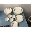 Image 1 : Floral Pattern Partial Dinner Set