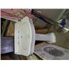 Image 2 : PEDESTAL SINK AND BASE