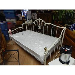 METAL DAYBED - WHITE