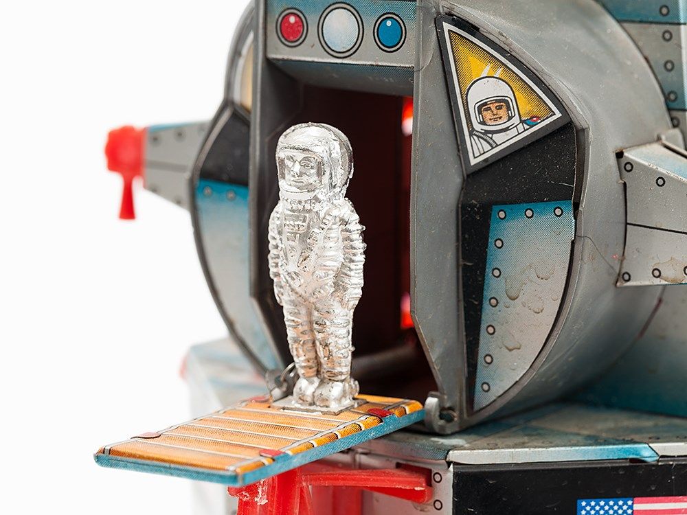 Apollo-11 Toy Lunar Module ‘Eagle’ & 5 White Astronaut Figures