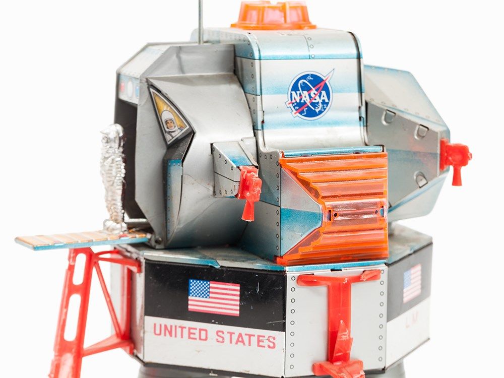 Apollo-11 Toy Lunar Module ‘Eagle’ & 5 White Astronaut Figures