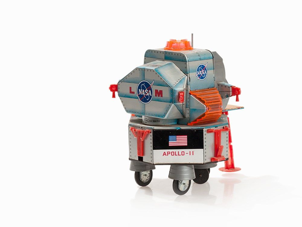 Apollo-11 Toy Lunar Module ‘Eagle’ & 5 White Astronaut Figures