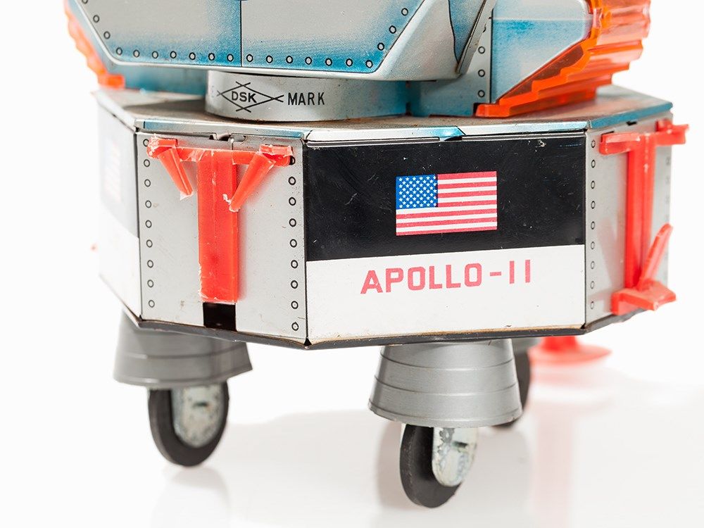 Apollo-11 Toy Lunar Module ‘Eagle’ & 5 White Astronaut Figures