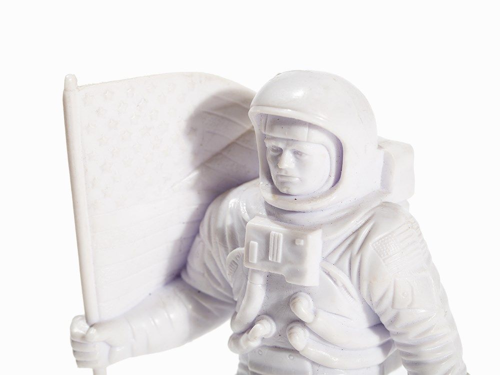 Apollo-11 Toy Lunar Module ‘Eagle’ & 5 White Astronaut Figures