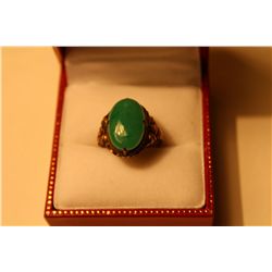 ONE LADIES 14KT YELLOW GOLD NATURAL BURMESE JADEITE VINTAGE STYLE RING. SET WITH ONE OVAL CABOCHON