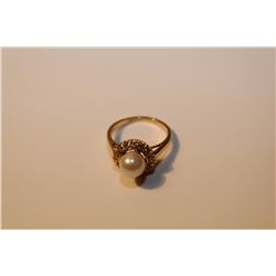 LADIES 14KT YELLOW GOLD DIAMOND & ROUND WHITE CULTURED PEARL DRESS RING.  CLAW SET WITH 15 OLD