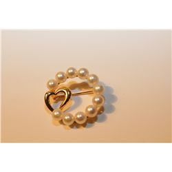 ONE 14KT YELLOW GOLD AND WHITE CULTURED PEARL ROUND SHAPED WREATH & HEART BROOCH.  SET WITH 11