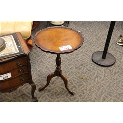 MAHOGANY PIE CRUST TABLE