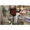 Image 2 : LOT OF 5 LIGHTERS AND A TIN