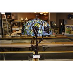 STAIN GLASS TIFFANY STYLE TABLE LAMP WITH BIRDS AND GRAPES