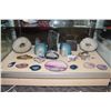 Image 9 : 2 SHELF LOTS OF ASSORTED STONES AND GEODES