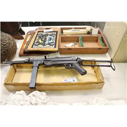 REPRODUCTION MACHINE GUN IN BOX