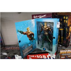 AQUAMAN 13'' DELUXE COLLECTOR FIGURE