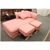 Image 1 : PINK CUSTOM UPHOLSTERED CHAISE LOUNGE WITH 2 MATCHING CUSHIONS AND 2 MATCHING CROSS LEGGED L