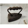 Image 2 : LOT 3 ANTIQUE IRONS