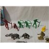 Image 2 : LOT 23 VINTAGE TOY SOLDIERS INDIANS ANIMALS MIXED