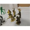 Image 3 : LOT 23 VINTAGE TOY SOLDIERS INDIANS ANIMALS MIXED