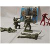 Image 4 : LOT 23 VINTAGE TOY SOLDIERS INDIANS ANIMALS MIXED