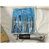 Image 2 : NAPA AIR CHISEL WITH 4PC CHISEL SET