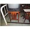 Image 2 : QUAKER WOODEN SIDE TABLE
