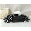 Image 2 : 1932 LINCOLN ROADSTER BLACK/WHITE MODEL CAR