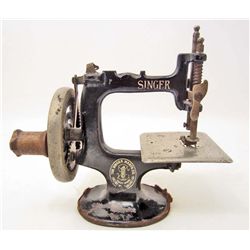 VINTAGE 1930'S SINGER CAST IRON CHILDS SEWING MACHINE MODEL 20