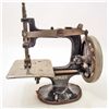 Image 2 : VINTAGE 1930'S SINGER CAST IRON CHILDS SEWING MACHINE MODEL 20